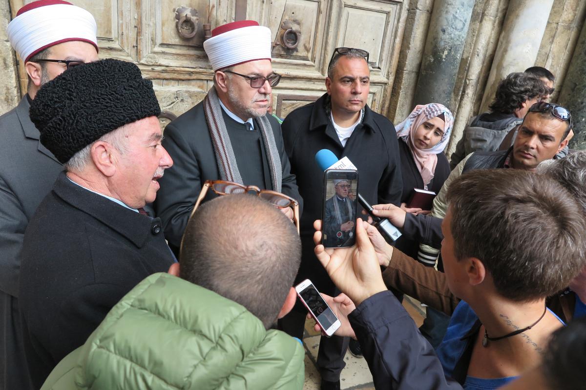 Sheikki Wasef al-Bakri, palestiinalaisten ylin tuomari Jerusalemissa ja muslimi, antoi kirkkoja tukevan lausunnon suljetun Pyhän haudan kirkon edessä tiistaina. Sheikillä valkopunainen päähine.